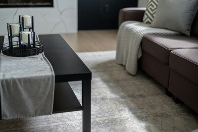 De losse salontafel maakt plaats voor een setje van drie